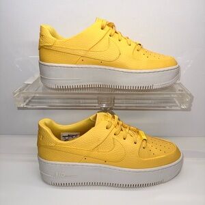 NIKE AIR FORCE 1 SAGE LOW PLATFORM/TOPAZ GOLD